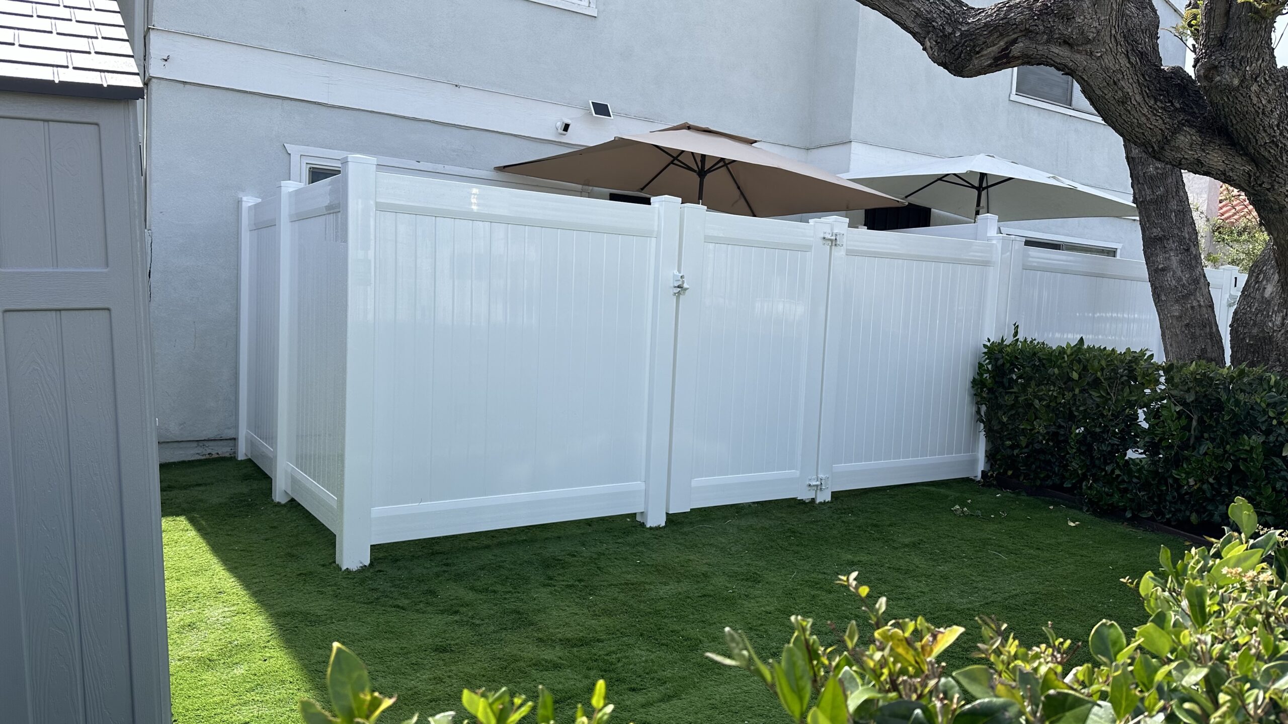 6' tall vinyl fence and gate
